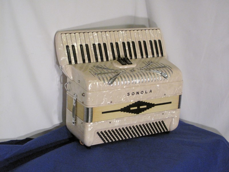 Sonola compact 120 bass piano accordion white